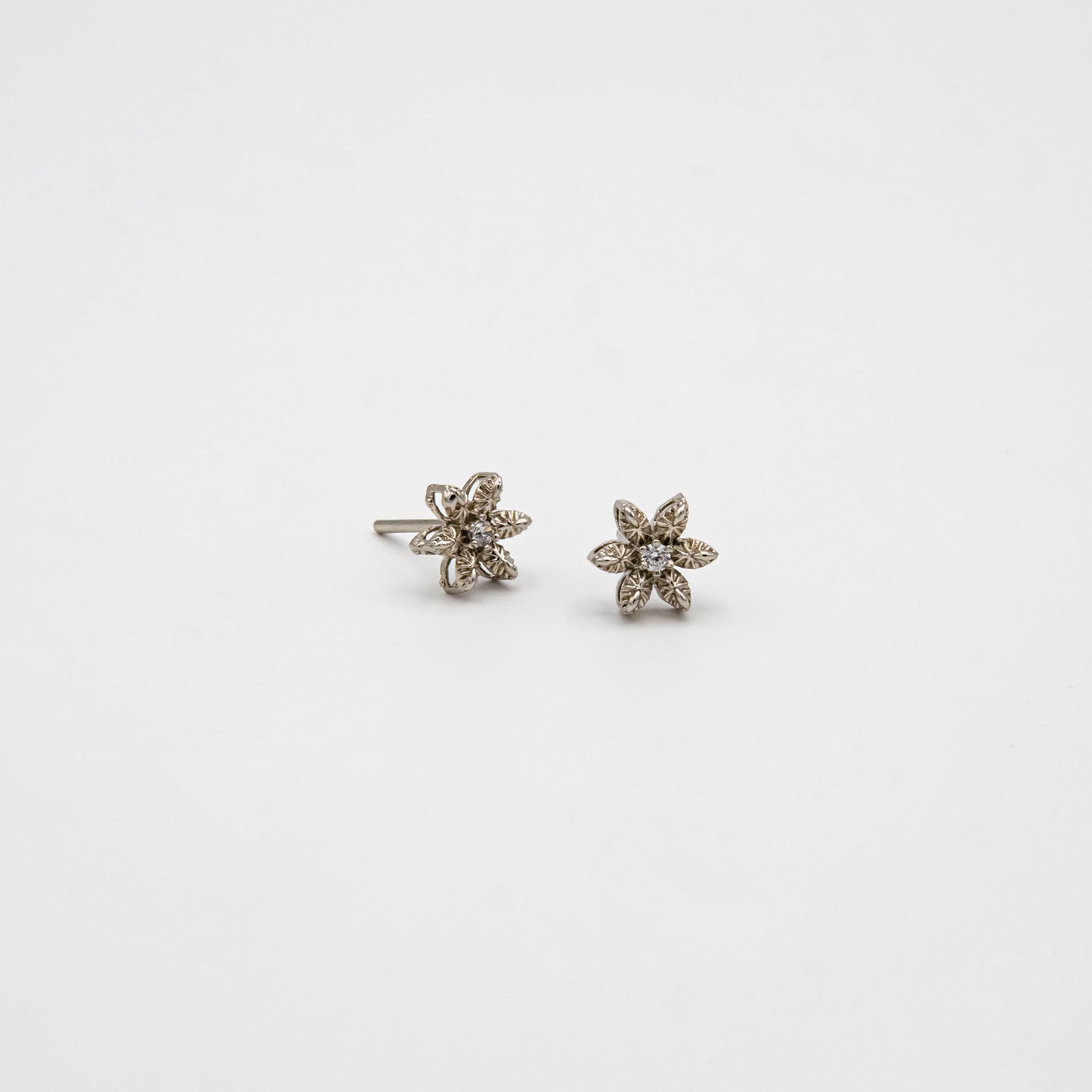 3D Daisy Stud Earrings(inc)
