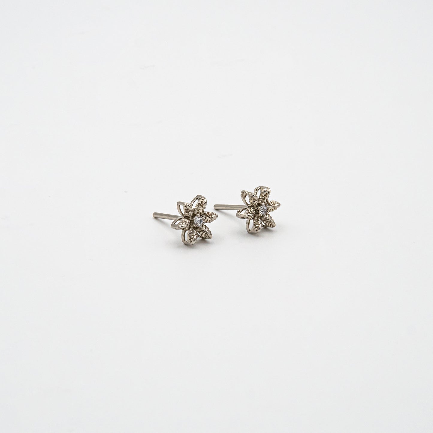 3D Daisy Stud Earrings(inc)